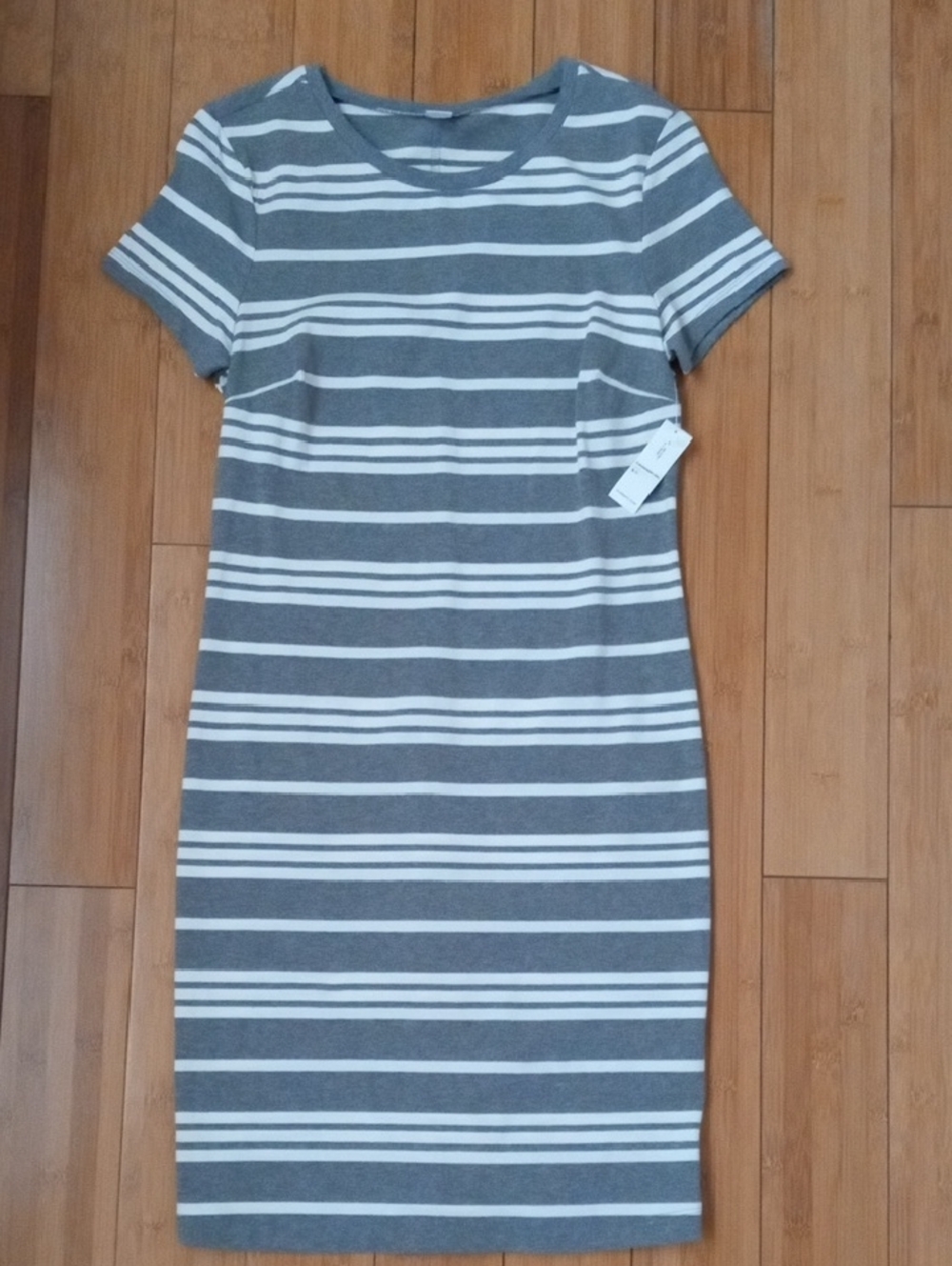 NWT Old Navy Gray and White T-shirt Dress. Size SM